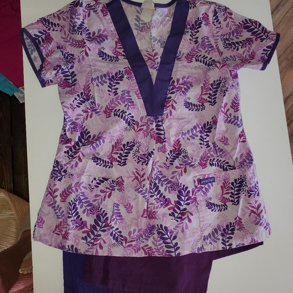 Scrub bundle one top with 2 matching pants. - Picture 2 of 5